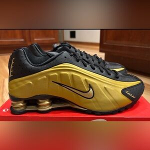 Size 9 Nike Shox R4 Metallic Gold Black (2025) HQ1988-700